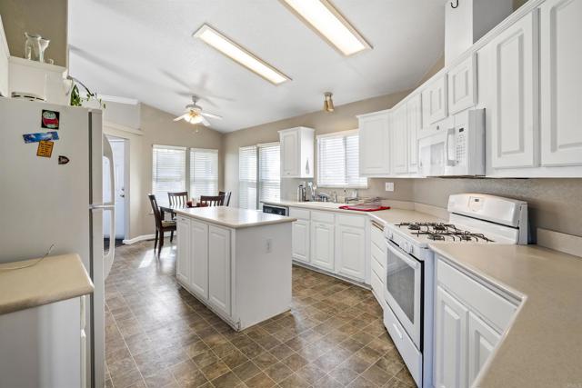 Detail Gallery Image 9 of 23 For 909 Richland Rd Spc 50,  San Marcos,  CA 92069 - 3 Beds | 2 Baths