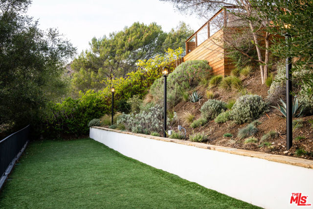 554 Mountain Green Drive, Calabasas CA: https://media.crmls.org/mediaz/b0df2713-ba6e-4505-ac08-1da9fcb3e9b0.jpg