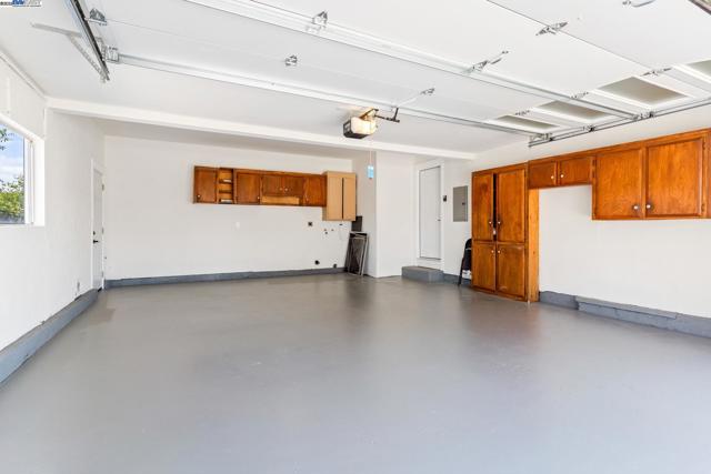 37807 Lobelia Dr, Newark CA: https://media.crmls.org/mediaz/b0dfa88e-5bec-4d0f-86f6-2c102931ce90.jpg
