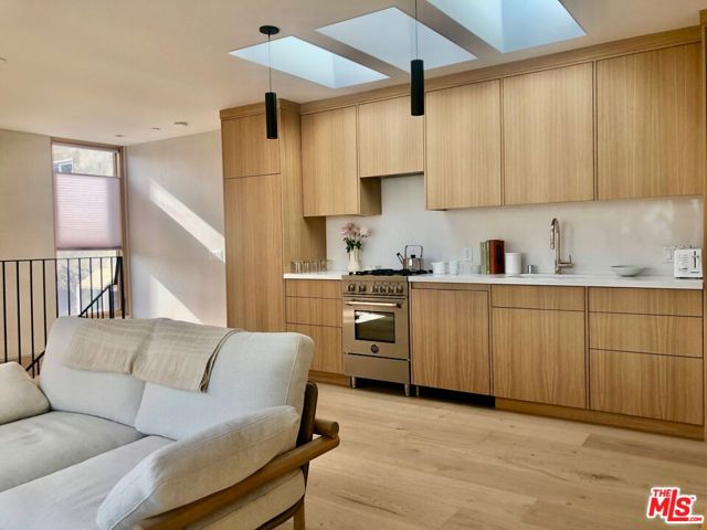 15419 Via De Las Olas, Pacific Palisades CA: https://media.crmls.org/mediaz/b0dfbebb-93ce-496f-b4b2-23e1147152e8.jpg