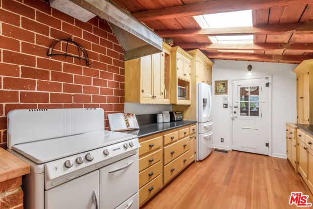 3940 Davana Road, Sherman Oaks CA: https://media.crmls.org/mediaz/b0dfddfe-996c-41a7-95cb-ba4311d4beeb.jpg