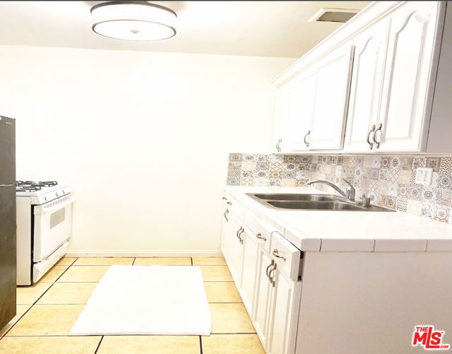 4171 W 4th Street, Los Angeles CA: https://media.crmls.org/mediaz/b0e01681-4369-431d-bf96-ecdabb9d2573.jpg