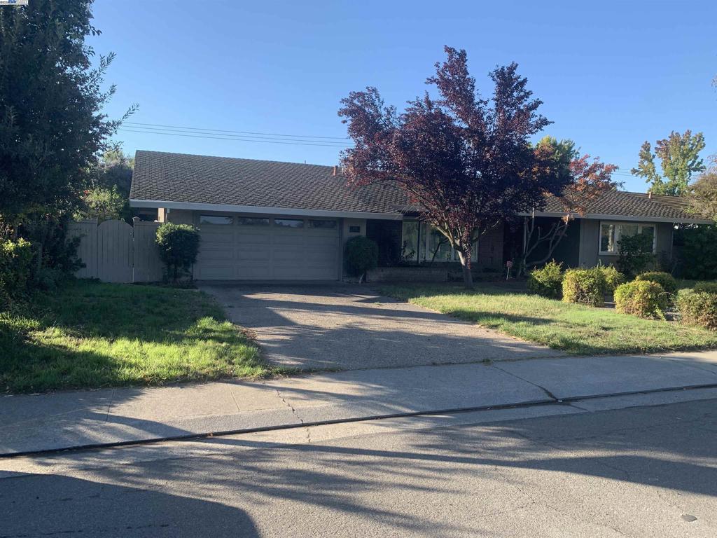 2738 W Benjamin Holt Dr