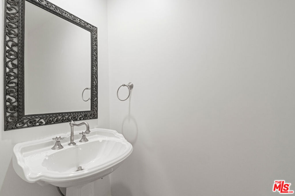 https://media.crmls.org/mediaz/b0e14ecf-0699-492a-adaa-c7f551aa89d2.jpg?preset=X-Large