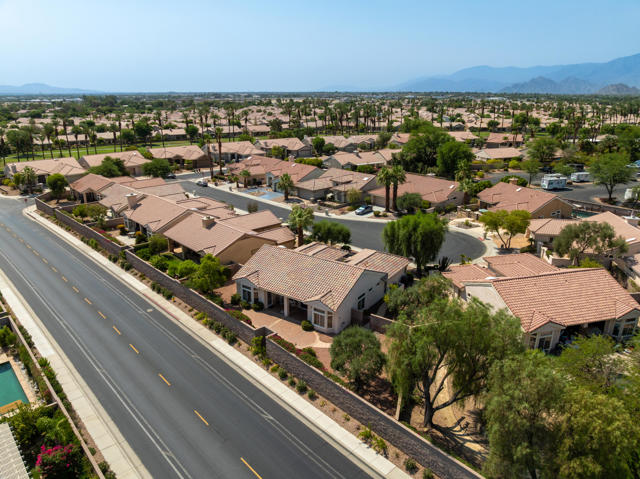 78626 Blooming Court, Palm Desert CA: https://media.crmls.org/mediaz/b0e1c18f-8d61-4670-affa-b8c4d6ffa7f3.jpg