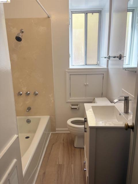 1024 Elsinore Ave, Oakland CA: https://media.crmls.org/mediaz/b0e1d361-41a6-4da1-90fb-431fa6459ddf.jpg