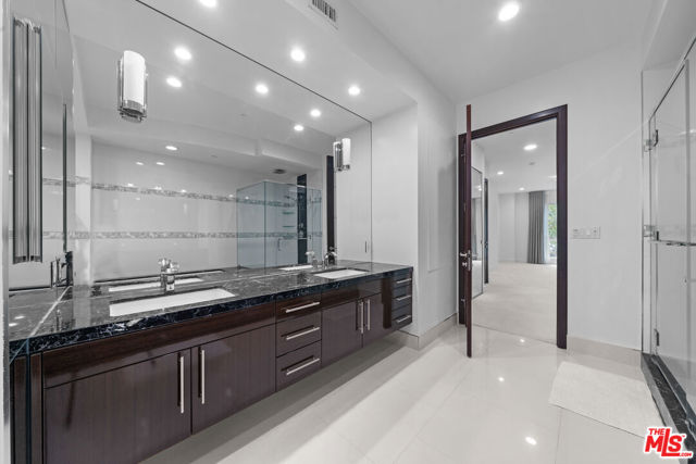 1318 Roxbury Drive, Los Angeles CA: https://media.crmls.org/mediaz/b0e2cc50-0672-4ccc-b055-e1803d5d4a05.jpg