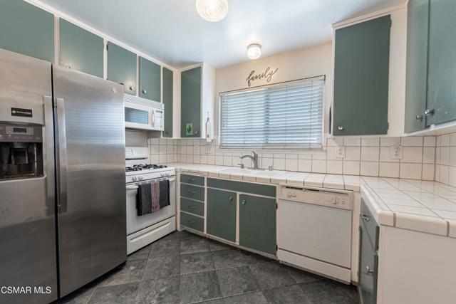 4894 Muirwood Court, Simi Valley CA: https://media.crmls.org/mediaz/b0e2e46f-4eab-4ee2-baee-9e88d9a5d23f.jpg