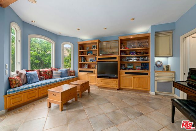 17152 Avenida De Santa Ynez, Pacific Palisades CA: https://media.crmls.org/mediaz/b0e2fe5c-ef72-4978-9801-378d14919271.jpg