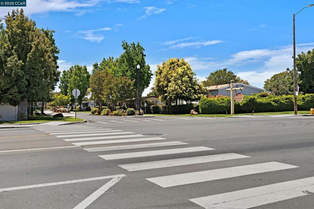 1474 Wakefield Dr, Hayward CA: https://media.crmls.org/mediaz/b0e364d8-d28d-48ca-9212-050c595d4654.jpg