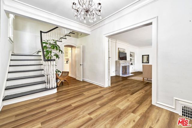 728 S Windsor Boulevard, Los Angeles CA: https://media.crmls.org/mediaz/b0e36920-acf1-4991-b87a-0abae16bcf34.jpg