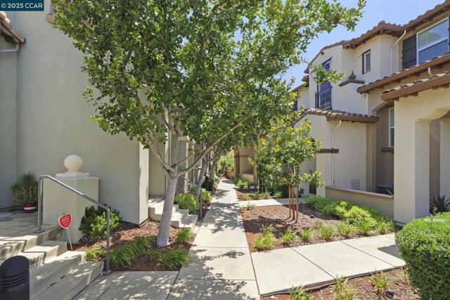 1503 Trailsside Circle, Concord CA: https://media.crmls.org/mediaz/b0e3ac78-4d52-496a-9a98-1433185b001c.jpg