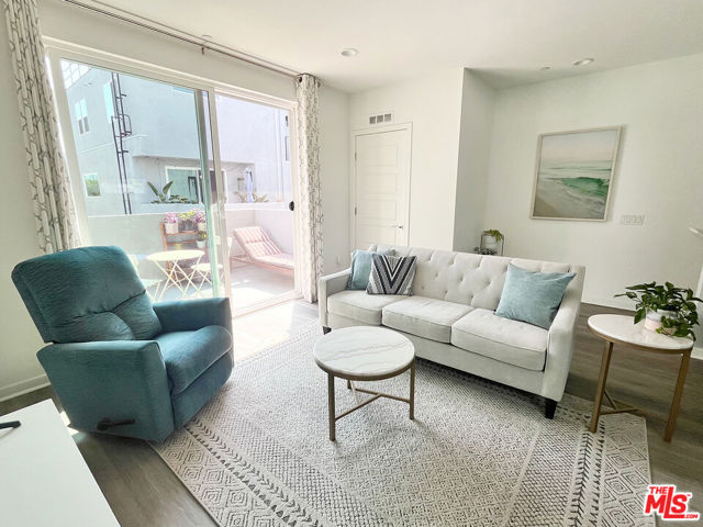 2927 1/2 Denby Avenue, Los Angeles CA: https://media.crmls.org/mediaz/b0e3ae82-0568-4ffa-9622-cfea71349c30.jpg