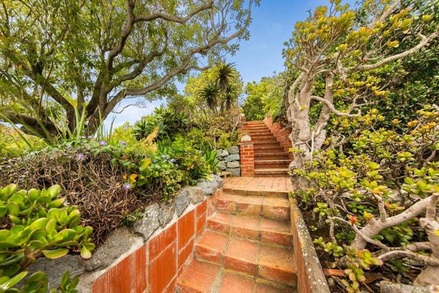 7520 Hillside Dr, La Jolla CA: https://media.crmls.org/mediaz/b0e47e22-2b9d-493e-b054-66fdbdc01317.jpg