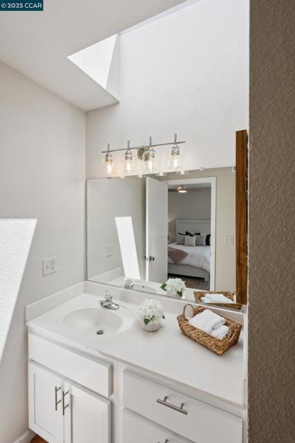 1017 45Th St, Emeryville CA: https://media.crmls.org/mediaz/b0e4e23e-dcdd-445d-9898-649ae7cfa544.jpg