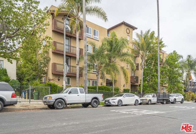 1401 S St Andrews Place, Los Angeles CA: https://media.crmls.org/mediaz/b0e539cb-d011-4447-87c2-de11cb65a15d.jpg
