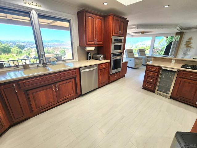 3933 Pinnacle Pl, Escondido CA: https://media.crmls.org/mediaz/b0e69a66-85b7-461f-810c-02588de06b96.jpg