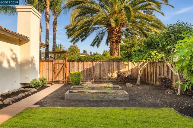 46 Saint Mark Ct, Danville CA: https://media.crmls.org/mediaz/b0e706d1-b2d1-4a74-8ee7-42855b5bb00e.jpg