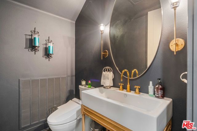 13042 W North Icon Circle, Playa Vista CA: https://media.crmls.org/mediaz/b0e7f093-9cdf-4a1b-873c-7684ecfbf94a.jpg