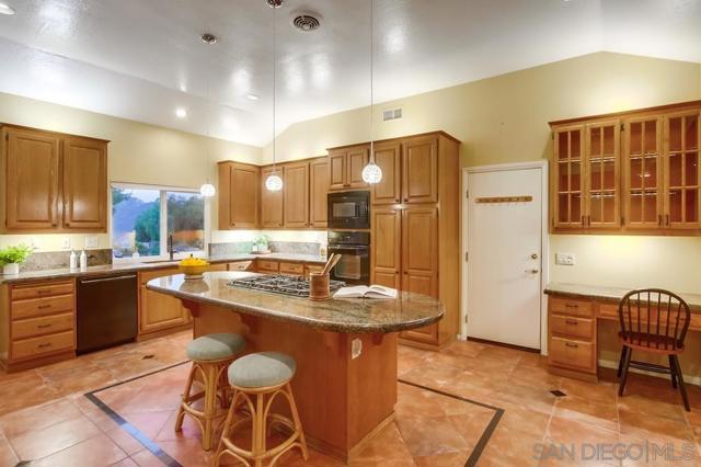 14442 Ranch Trail Drive, El Cajon CA: https://media.crmls.org/mediaz/b0e7fb2d-7133-4c39-85e1-b52790d93328.jpg