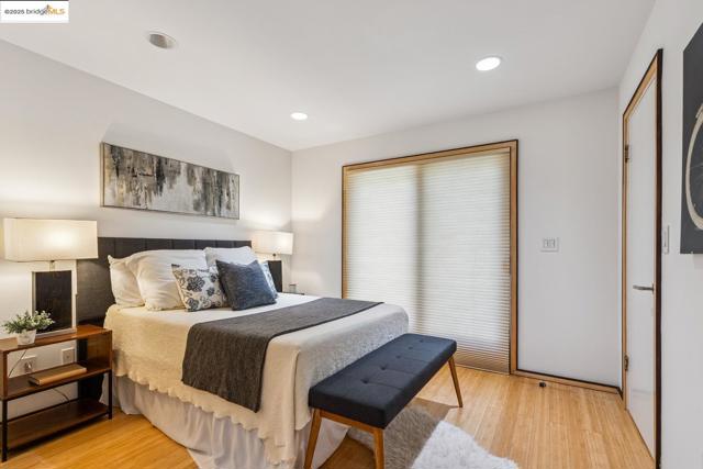 2912 Hillside DR, Burlingame CA: https://media.crmls.org/mediaz/b0e82ef4-9325-4a5e-9231-b443871fc907.jpg