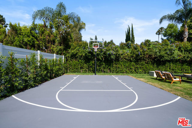 5036 Woodley Avenue, Encino CA: https://media.crmls.org/mediaz/b0e84517-21c8-4631-bac3-43b5b659611b.jpg