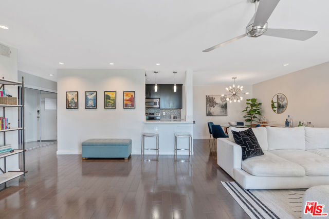 8535 W West Knoll Drive, West Hollywood CA: https://media.crmls.org/mediaz/b0e8b13b-5858-4032-82a9-53776dd0dfe8.jpg