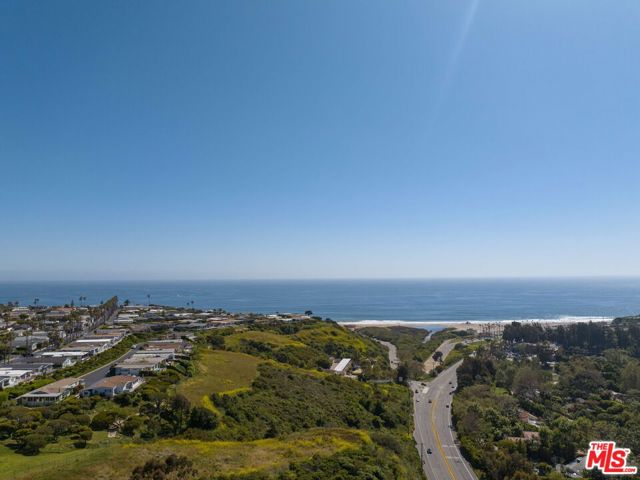 29500 Heathercliff Road, Malibu CA: https://media.crmls.org/mediaz/b0e98bfb-0101-49dc-9018-3360b5bdd23a.jpg