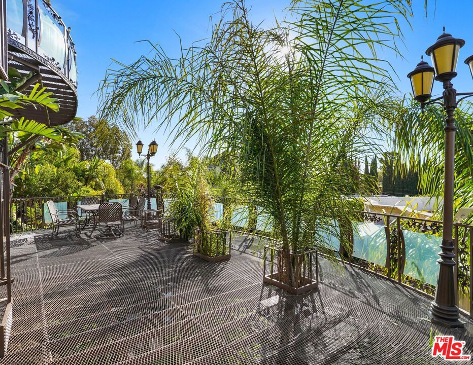 https://media.crmls.org/mediaz/b0ea4f97-94e6-48af-8303-60c4d9e4d94a.jpg?preset=X-Large