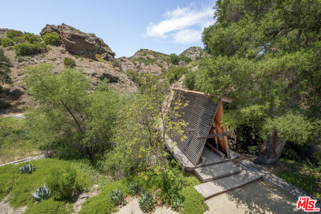 421 Westlake Boulevard, Malibu CA: https://media.crmls.org/mediaz/b0eae4b1-a88d-4bd7-ac58-55a56757e653.jpg