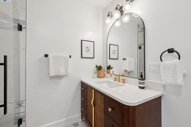 1728 Cambridge Dr, Alameda CA: https://media.crmls.org/mediaz/b0ec32ef-8bad-411d-8daa-ab5309d28215.jpg