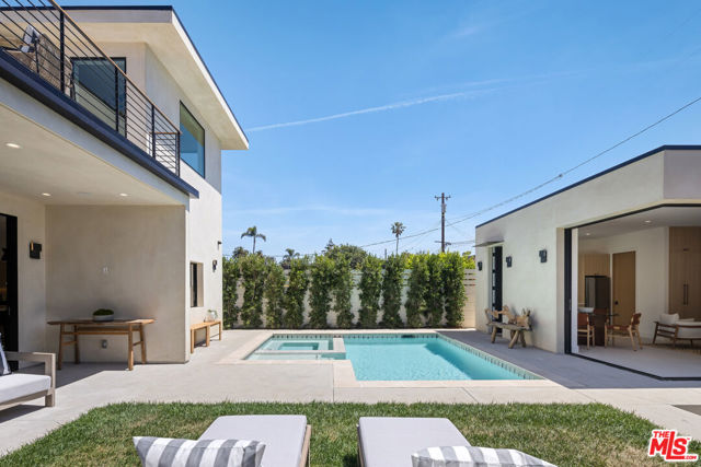 2115 Walnut Avenue, Venice CA: https://media.crmls.org/mediaz/b0ec74fd-82ac-455c-987e-acf082f84050.jpg