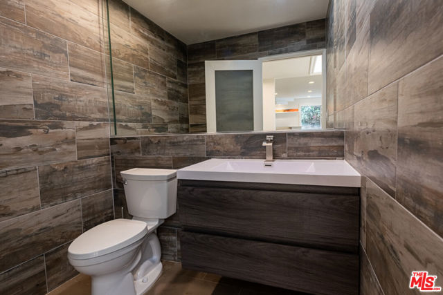3650 Sapphire Drive, Encino CA: https://media.crmls.org/mediaz/b0ec8745-c8e9-40eb-8974-44069fe57bb3.jpg