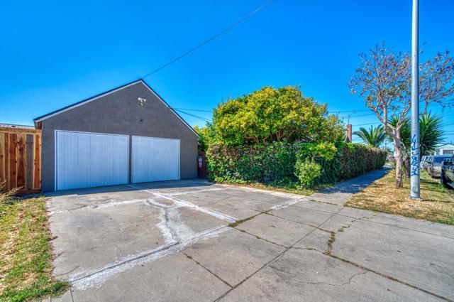 1117 Garner Avenue, Salinas CA: https://media.crmls.org/mediaz/b0edc03a-3722-4d08-895c-d0b3849ee6a3.jpg