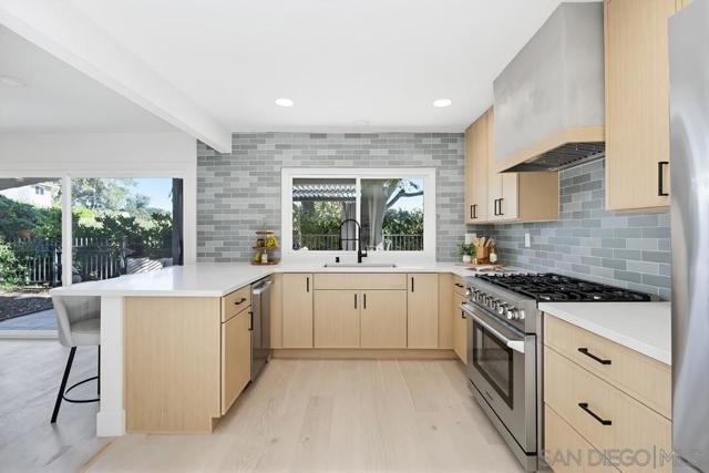 2003 Caminito Circulo Norte, La Jolla CA: https://media.crmls.org/mediaz/b0ee4631-8166-48d1-a747-03de1756c47a.jpg