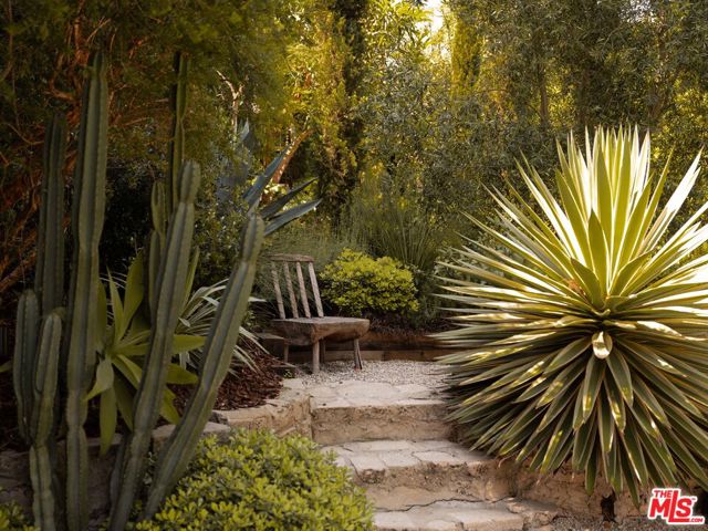 1452 Westerly Terrace, Los Angeles CA: https://media.crmls.org/mediaz/b0ef0e59-c84f-4a8a-ab75-914585a993ea.jpg