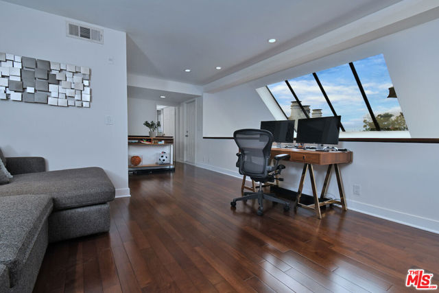 851 N Kings Road, West Hollywood CA: https://media.crmls.org/mediaz/b0ef955c-9665-4858-a33a-826d5384a503.jpg