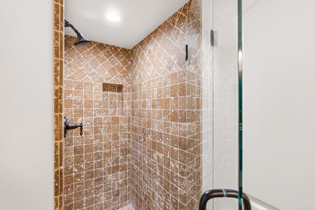 https://media.crmls.org/mediaz/b0f03b00-b428-4851-b8da-be9e06ab7b92.jpg?preset=X-Large