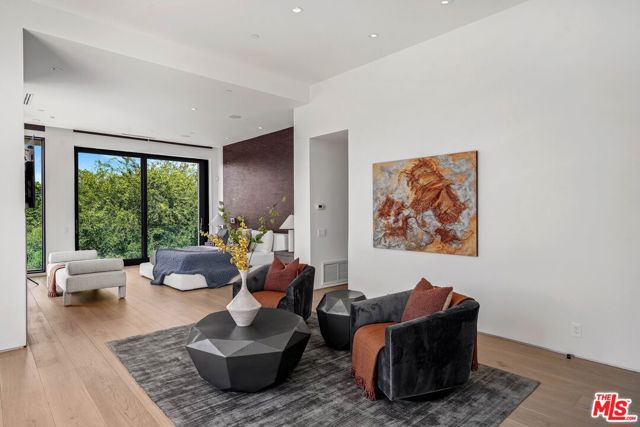 455 Castle Place, Beverly Hills CA: https://media.crmls.org/mediaz/b0f191f1-5455-442f-b73c-86f24e619fa6.jpg