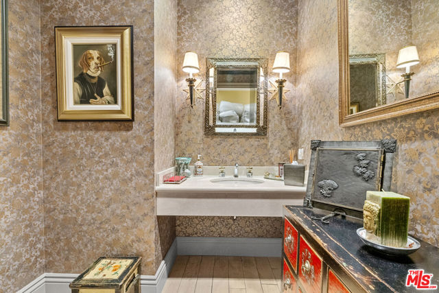 10380 Wilshire Boulevard, Los Angeles CA: https://media.crmls.org/mediaz/b0f1e165-aecd-495f-aa0d-920263639d96.jpg