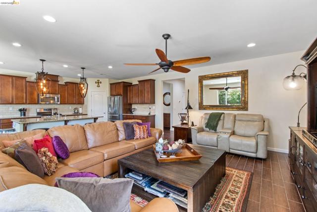 2469 Talaria Dr, Oakley CA: https://media.crmls.org/mediaz/b0f2d194-ee32-4b45-b47b-ea09e5a6d184.jpg