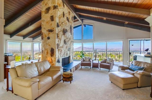 4742 Mount Helix Drive, La Mesa CA: https://media.crmls.org/mediaz/b0f3ee9e-e2dd-4a42-aef1-44e5200347e9.jpg