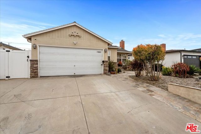 1620 18th Street, Manhattan Beach CA: https://media.crmls.org/mediaz/b0f4cf14-4929-4abc-b8b7-8b9f297632ce.jpg