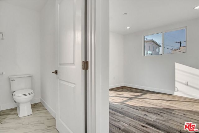 2419 S Cochran Avenue, Los Angeles CA: https://media.crmls.org/mediaz/b0f9b061-898f-4c7f-92a9-1ff7006e9920.jpg