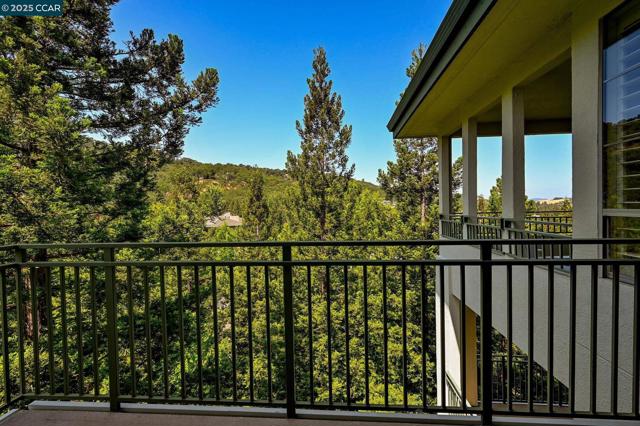 5954 Autumnwood Dr, Walnut Creek CA: https://media.crmls.org/mediaz/b0fc6410-b0cc-4403-942e-9fe11452a5cf.jpg