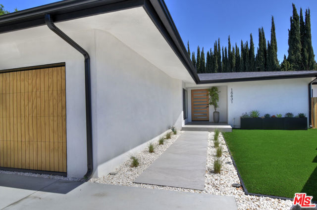 15431 Milbank Street, Encino CA: https://media.crmls.org/mediaz/b0fcb2cc-bab3-4e44-89a1-c9f8d27ebf92.jpg