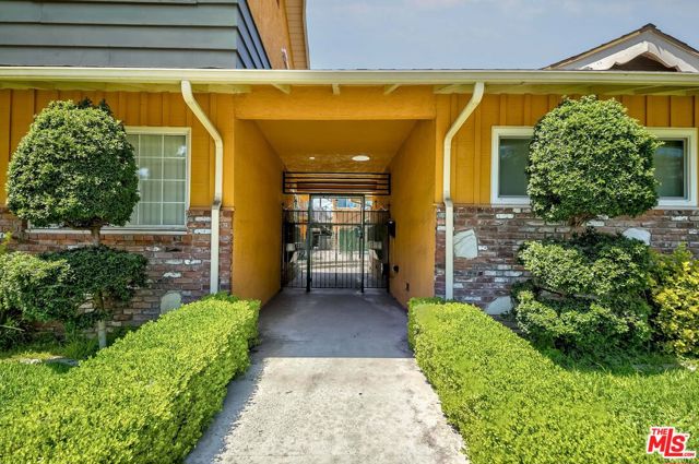 711 S Sierra Vista Avenue, Alhambra CA: https://media.crmls.org/mediaz/b0fce165-445c-4f83-a442-8d4d2669f377.jpg