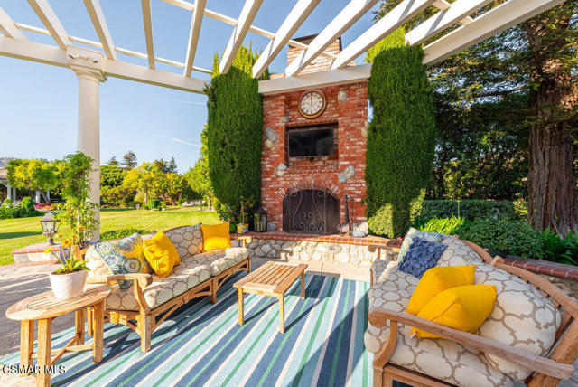 1816 Brittany Park Road, Camarillo CA: https://media.crmls.org/mediaz/b0fde922-9c38-455b-840b-2221a70ab149.jpg
