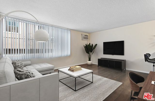 947 W 30th Street, Los Angeles CA: https://media.crmls.org/mediaz/b0fe1174-5366-45a4-b1fd-2b02cdbcb98d.jpg