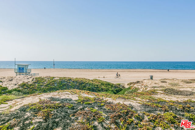 7301 Vista Del Mar, Playa del Rey CA: https://media.crmls.org/mediaz/b0feb857-9c78-4fc4-bd2a-94b5e487f5ec.jpg